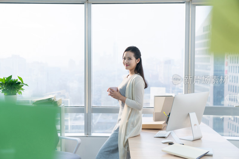 年轻女子休闲办公