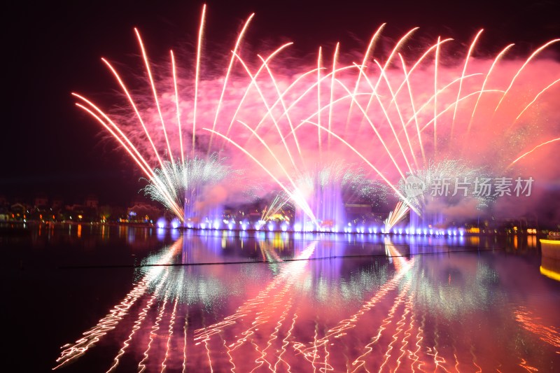 夜空中绽放的绚烂烟花