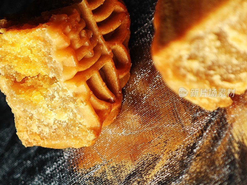 切开的月饼展示内部馅料特写