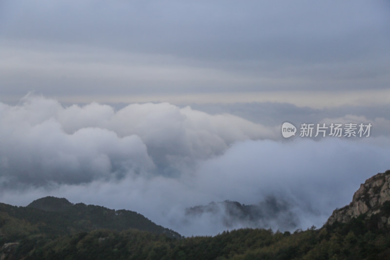 凌晨日出前云雾缭绕的泰山山峰