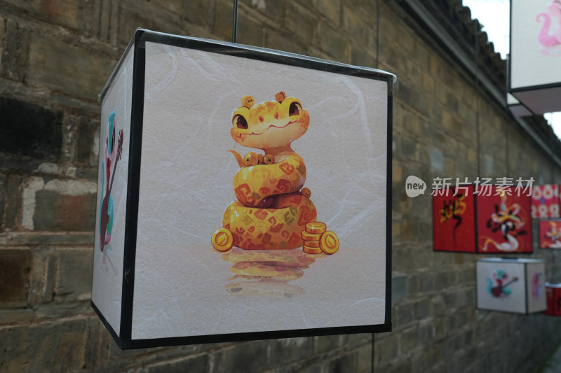 挂于砖墙的卡通图案灯笼