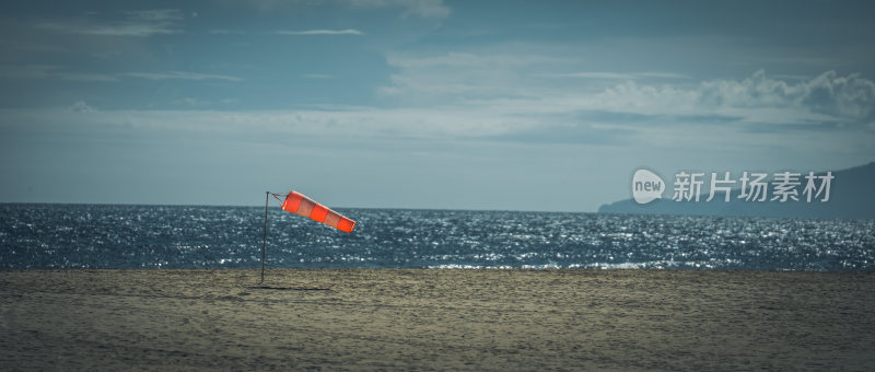 海滩边的风向旗
