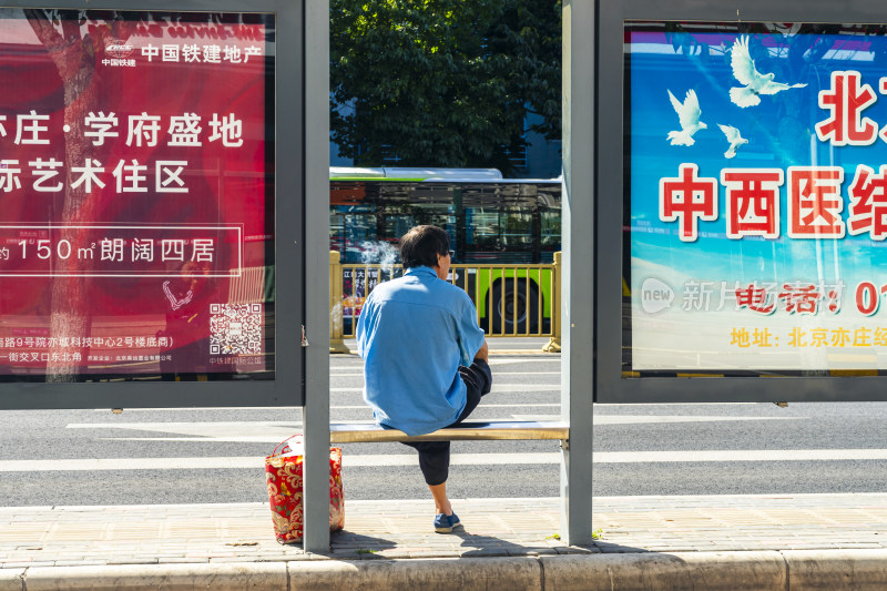 街头长椅上独坐的人