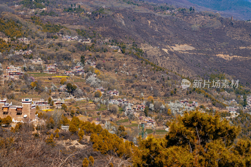 高原峡谷风光丹巴民居