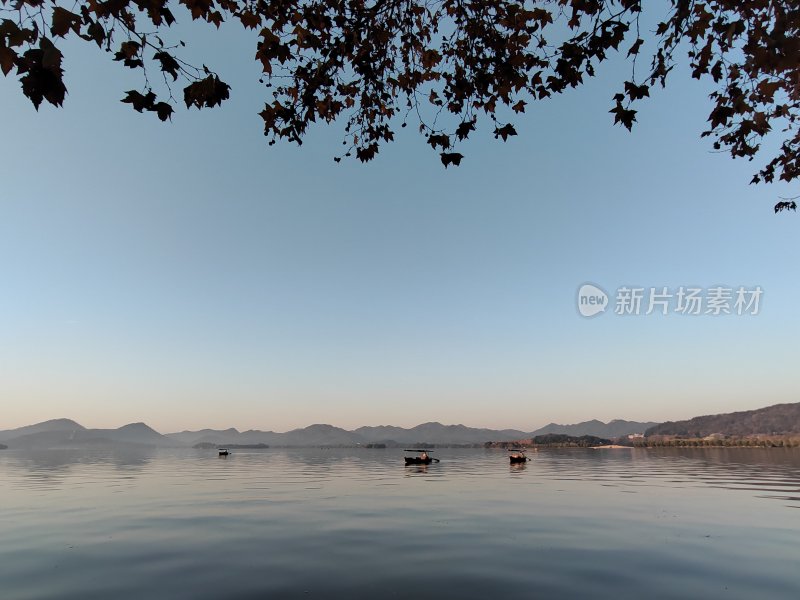 平静湖面上小船摇曳的山水风景