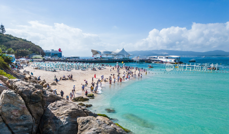 航拍海南三亚白沙滩上旅游度假的游客