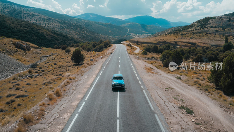 驾驶小汽车在山间公路上