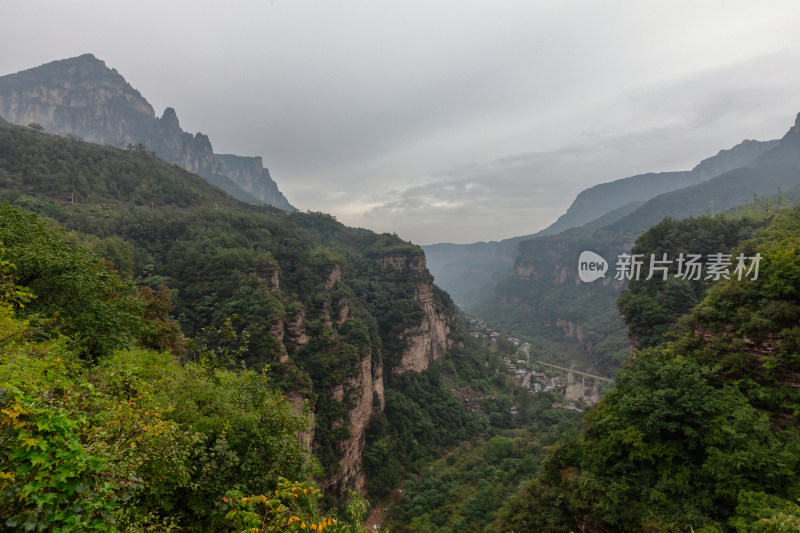 河南林州太行山峡谷中的高家台村01