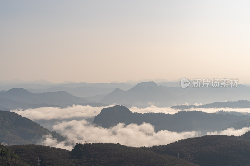 山之间的云海