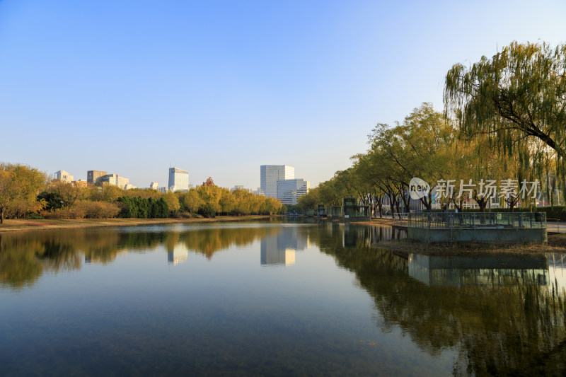 北京城市建组湖面倒影