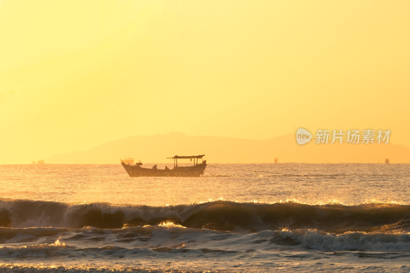 海上日出时分波浪翻涌的美丽景象