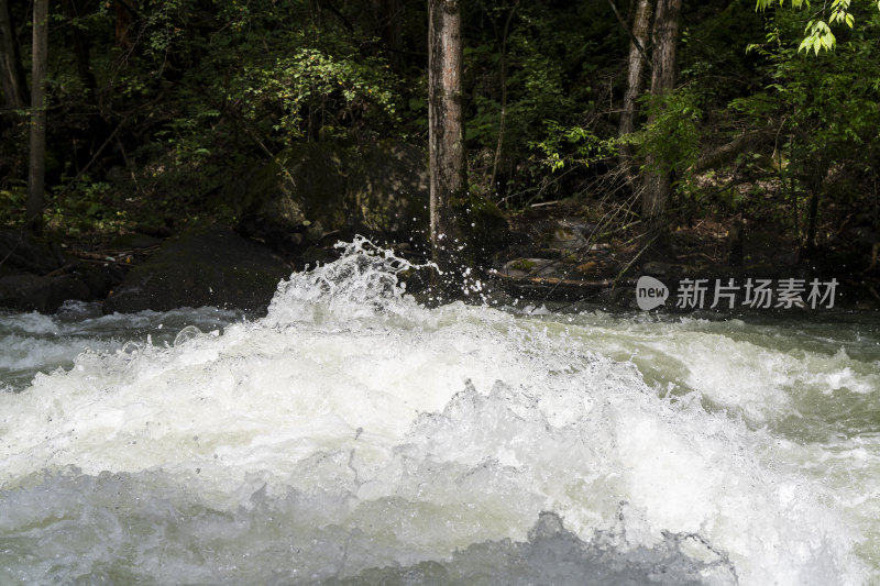 山林峡谷激流涌动水花四溅