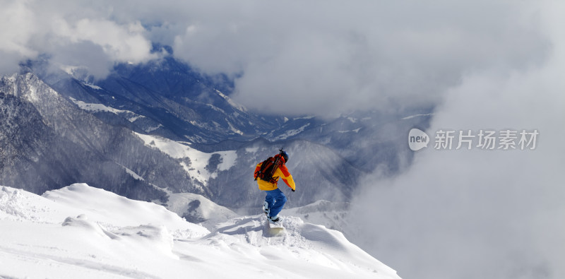 雪山滑雪者俯瞰壮丽山景