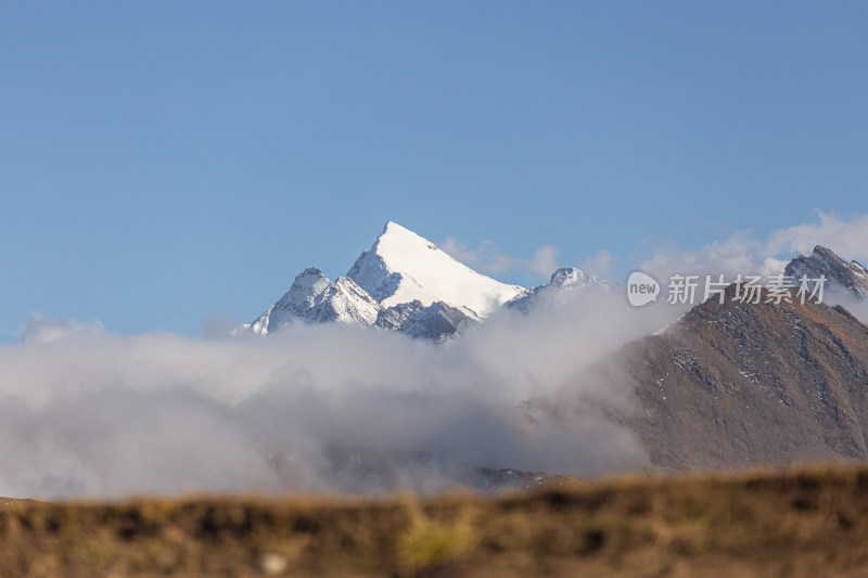 白雪皑皑云雾缭绕的群山在天空中