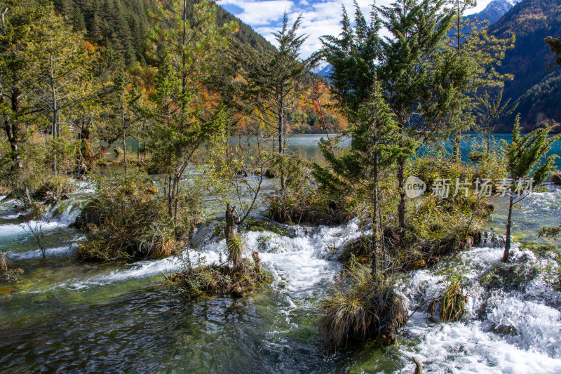 九寨沟秋色，犀牛海山林流水山景