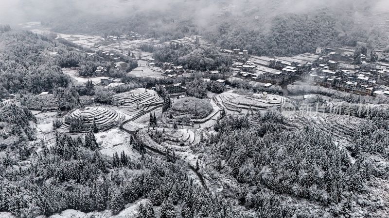 重庆酉阳：大雪纷飞赏雪忙