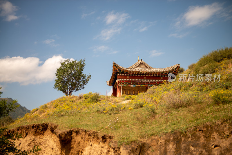 蓝天白云下的寺院