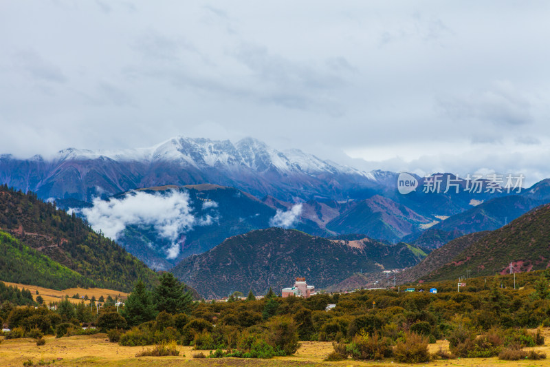 川藏线雪山村落风景