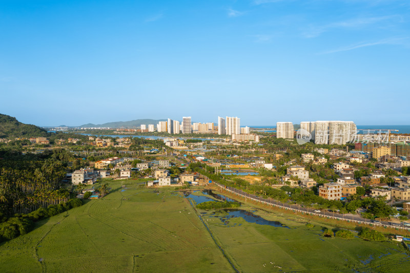 航拍正在建设发展的海南海边乡村