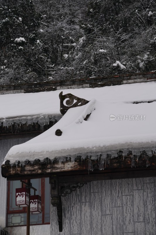 四川眉山瓦屋山景区冬日雪景山间小屋