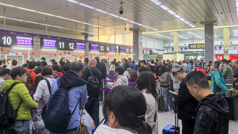 乌鲁木齐地窝堡国际机场排队行李托运的旅客