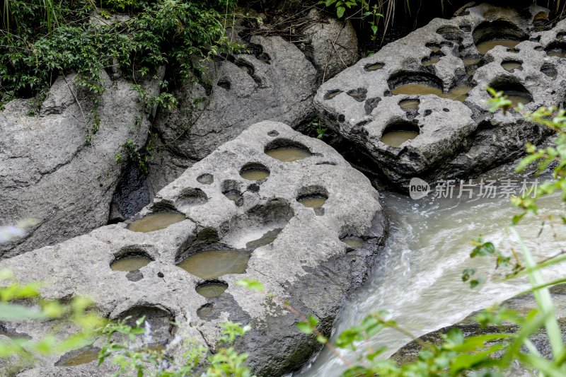 重庆酉阳：干涸的溪沟涨水了