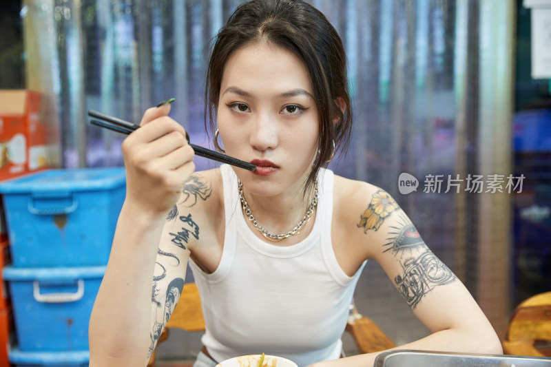 在饭馆吃成都串串的亚洲少女