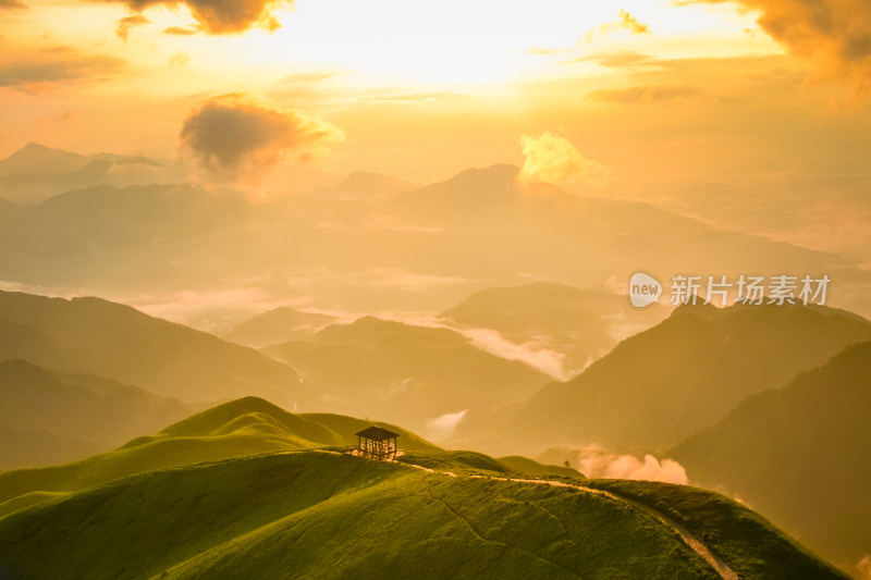 高山草甸武功山日出时分自然风景