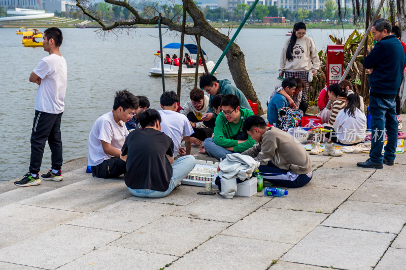 湖边人群休闲娱乐场景