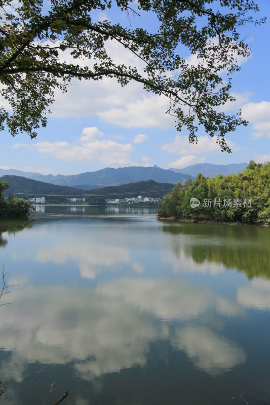 宁静的湖光山色