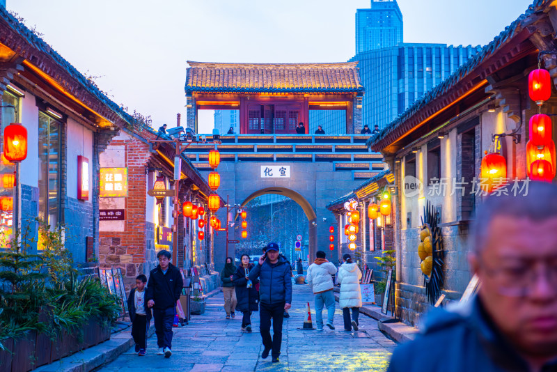 烟台所城里古街行人夜景