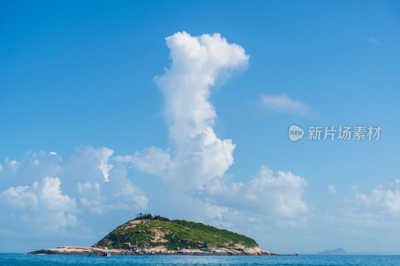 东山岛海上小岛蓝天白云风景