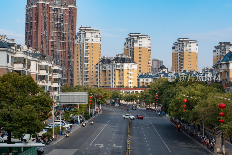 城市街道两旁矗立多栋高层居民楼