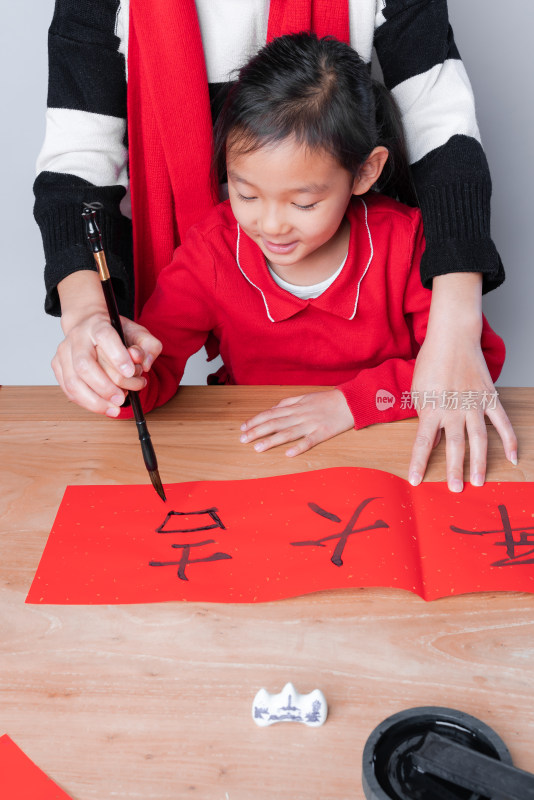 教导女儿写毛笔字的中国母亲