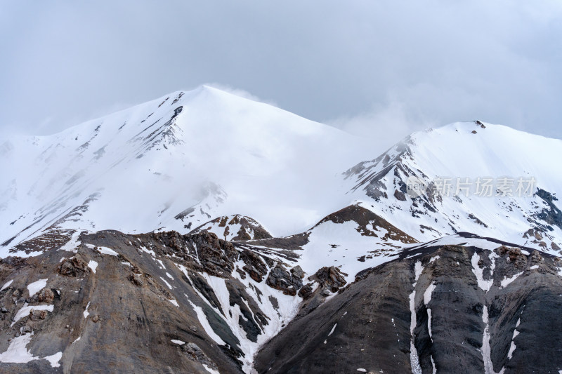 白雪覆盖的高原山地-青海果洛州阿尼玛卿山