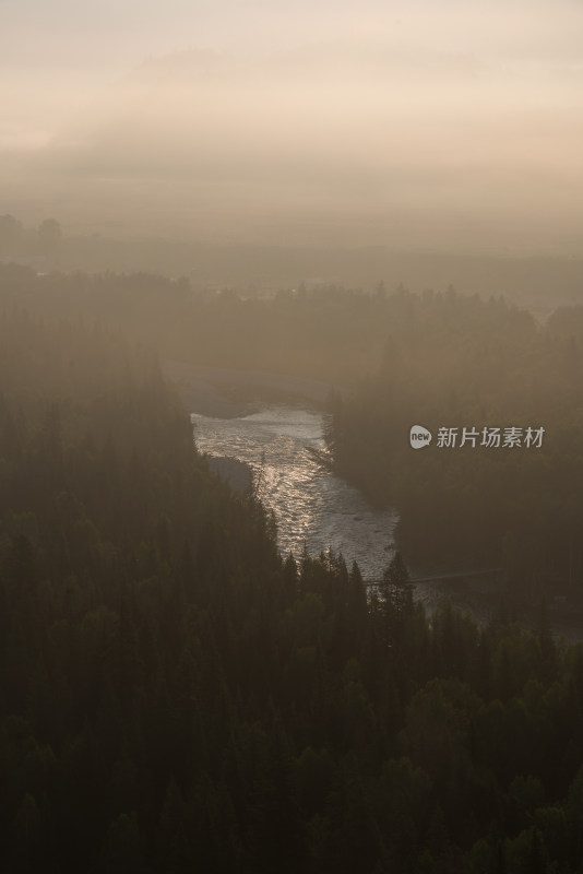 夏天晨雾中的新疆禾木河风光