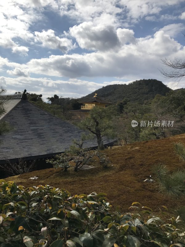 金阁寺建筑置于山林间的自然景观