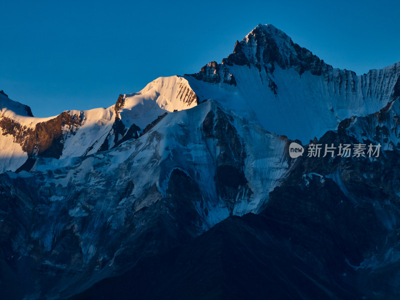 绝美的日照金山