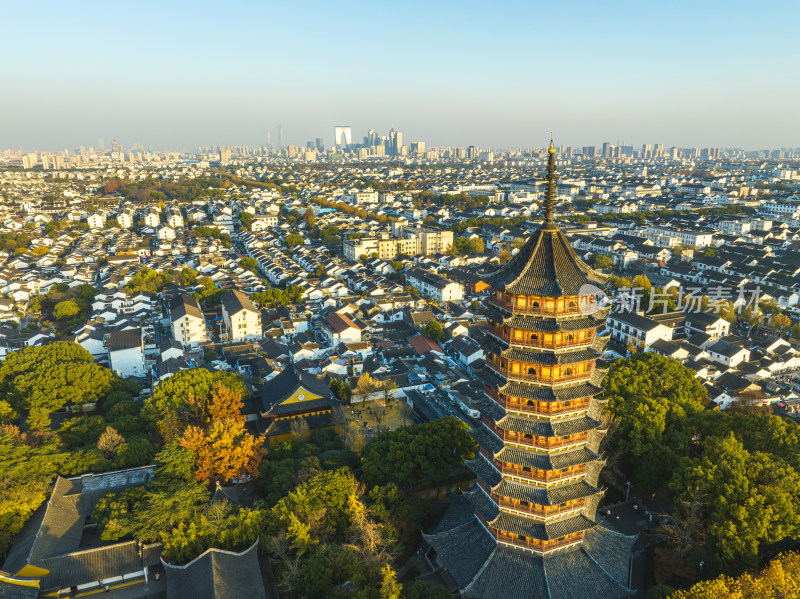 秋日黄昏时分的苏州报恩寺北寺塔