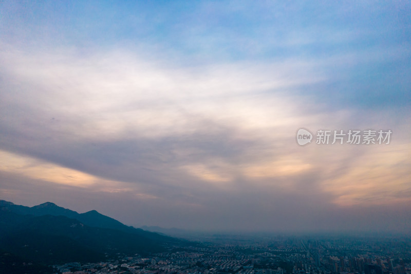 山东泰安城市清晨航拍摄影图