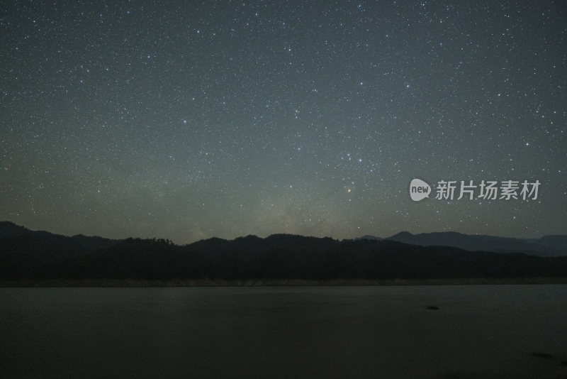 星空下的山峦湖泊静谧夜景