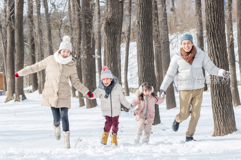 欢乐家庭在雪地里奔跑