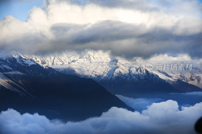 雪山下湖泊边的壮阔自然景观