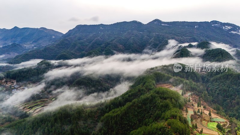 重庆酉阳：雾气中的山村田园