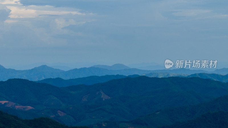 中国福建武夷山云雾缭绕