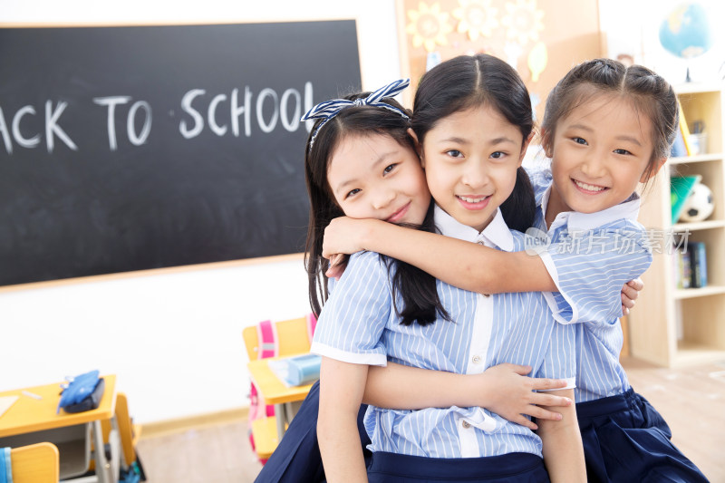 可爱的小学女生在教室里