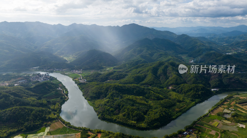 河流穿过山谷 唯美自然风景航拍