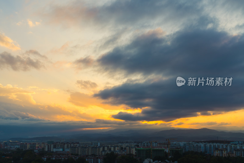 落日夕阳下的景洪市