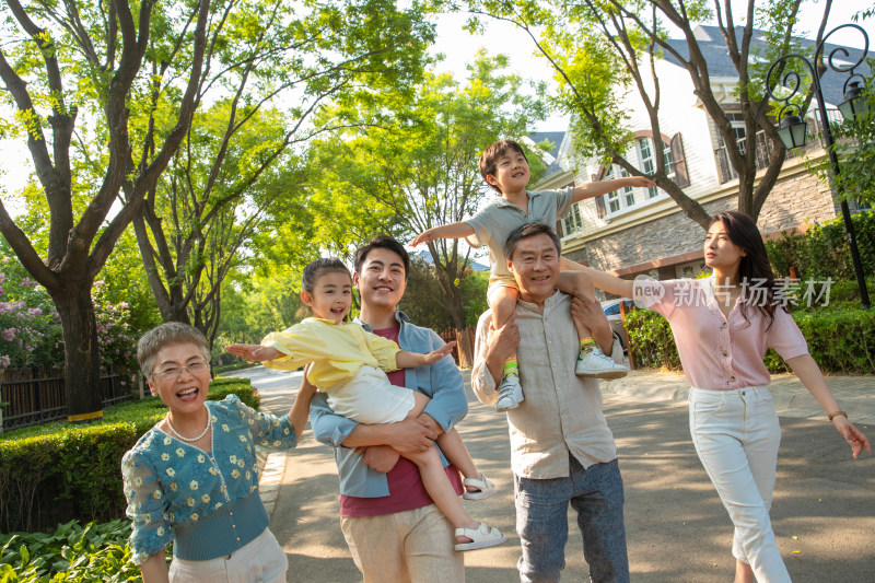 幸福的六口之家在小区内散步