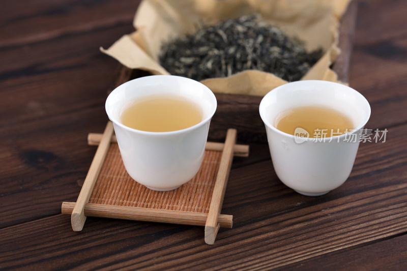 绿茶茶汤在白色杯子里